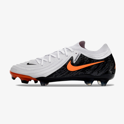 Chuteira Nike Phantom GX II FG - Branca, Preta e Laranja - vista frontal