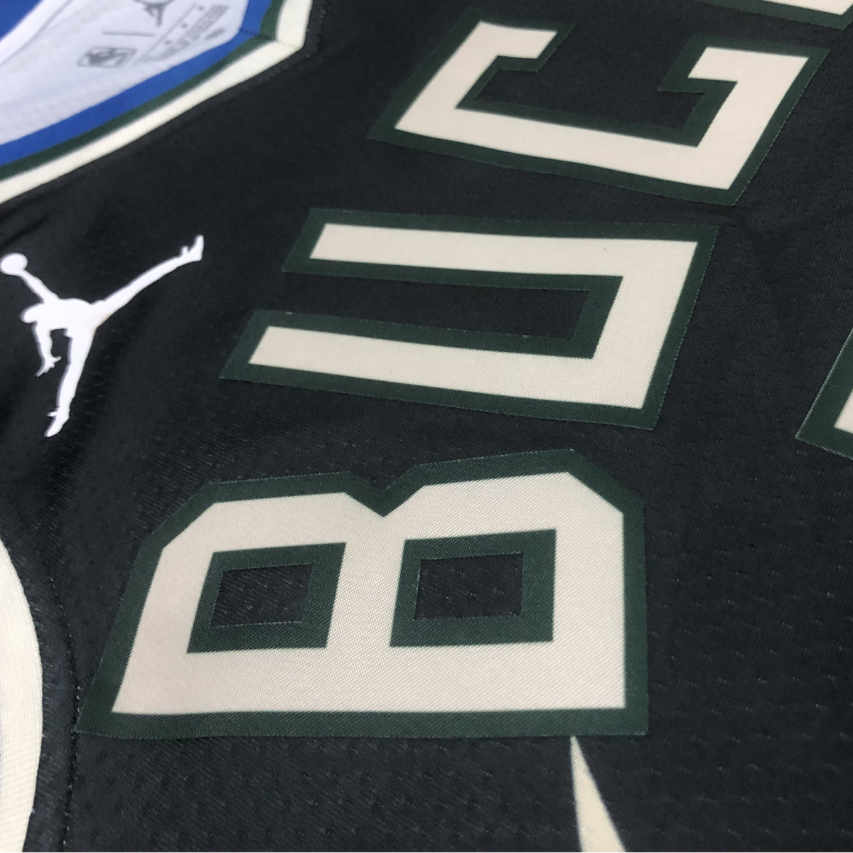 Camisa Regata Jordan NBA Milwaukee Bucks Statement Edition 2022/23 - imagem 6